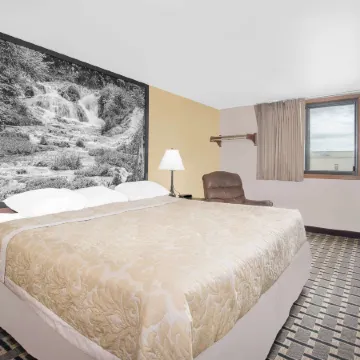 Super 8 by Wyndham Watertown