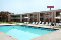 Ramada by Wyndham Wytheville - С бассейном
