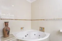 Ezulwini Guest House - Queen Room with Balcony, Pool View & Jacuzzi in Balito
