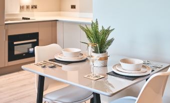 Seven Living Bracknell - Luxurious Chic Studio Apartments
