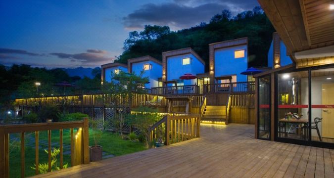 네모나무펜션 계곡