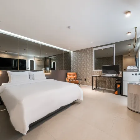 Seocho js hotel Отели рядом с достопримечательностью «Станция метро Hannam»