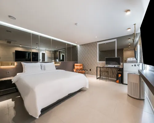 Seocho js hotel Отели рядом с достопримечательностью «Торговый центр Central City»