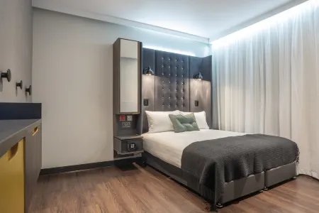 Point A Kensington Olympia London Отели рядом с достопримечательностью «Oxygen Acton»