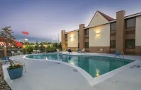 Red Roof Inn & Suites Cincinnati North - Mason - parking