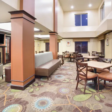 Holiday Inn Express & Suites Minot by IHG