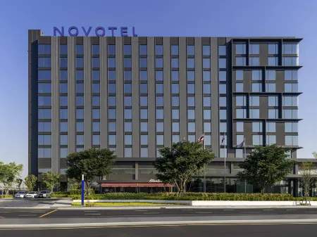 Novotel Bangkok Future Park Rangsit Отели рядом с достопримечательностью «Wat Phra Si Mahathat»