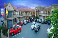 Cable Court Motel - parking