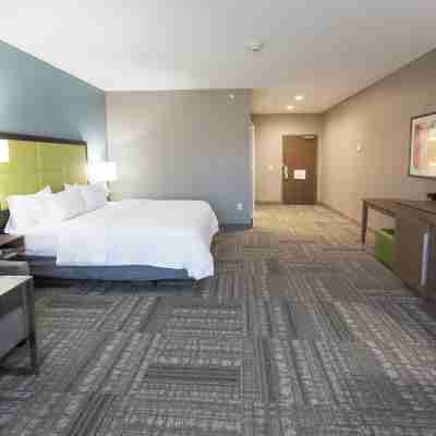 Hampton Inn and Suites Stroud Rooms