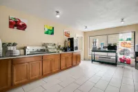 Quality Inn & Suites Mt Chalet - breakfast