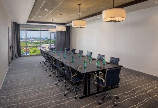 호텔 인디고 플러싱 - 라과디아 바이 IHG의 현대적인 객실 인테리어 사진