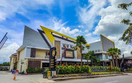 Dreamland Hotel and Lounge Отели в г. Bondowoso Regency