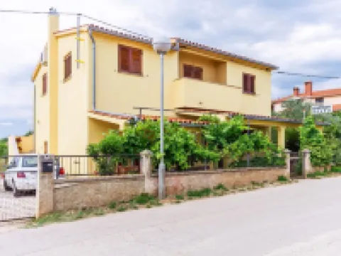 Modern Holiday Home with Pool & 4 Bikes, Near Center Hotels in Fazana