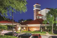 La Quinta Inn & Suites by Wyndham Orlando UCF Hotel in zona Strayer University