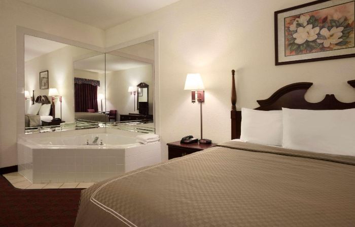 Super 8 by Wyndham Aurora/Naperville Area
