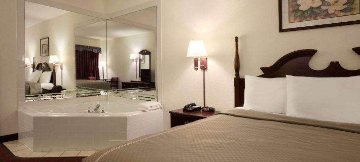 Super 8 by Wyndham Aurora/Naperville Area Hotels in Кейн