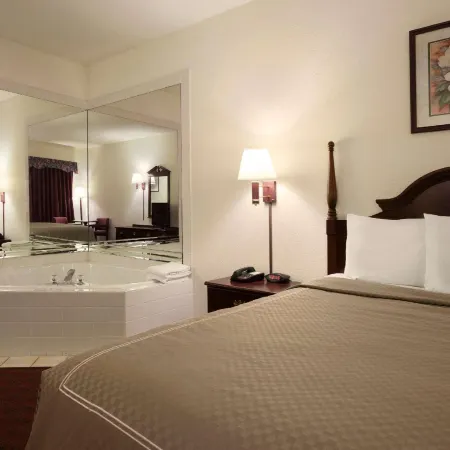 Super 8 by Wyndham Aurora/Naperville Area