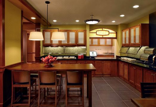 하얏트 플레이스의 실내 수영장 시설