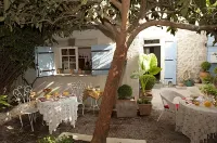 La Maison du Peintre en Provence Hotels in Alleins