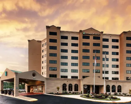 เอ็มบาสซีสวีทส์ บายฮิลตัน ราเลห์ แครบทรี โรงแรมในราเลห์