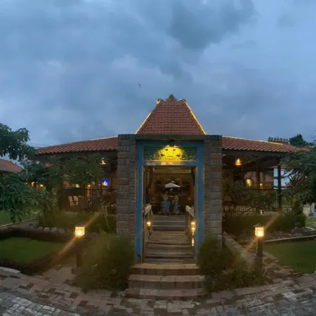 Djoglo Djatimalang Hotel Blitar Отели в г. Блитар