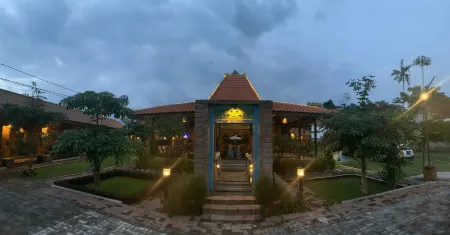 Djoglo Djatimalang Hotel Blitar Отели в г. Nglegok