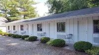 Captain's Quarters Motel Hotels in Saugatuck