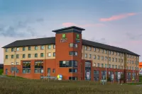 Holiday Inn Express LONDON - LUTON AIRPORT by IHG - 주차장
