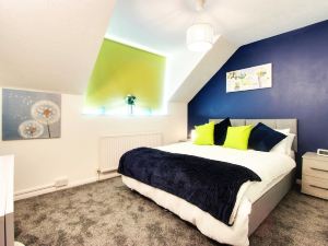 Welshside - Modern One Bedroom House, Welsh Harp, NW London by Mdps