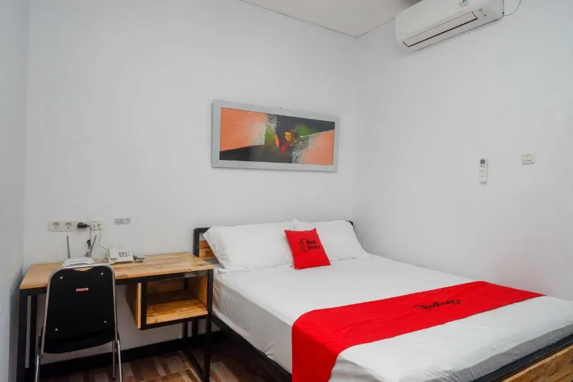 RedDoorz Plus Near Patung Kuda Undip