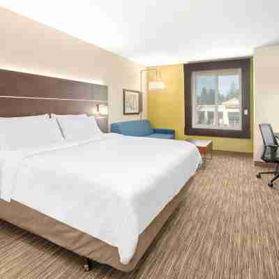 Holiday Inn Express & Suites Marysville Rooms