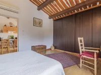 L'Aquillon Hotels in Noves