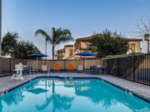 Hampton Inn & Suites Tulare Hotels in Tulare