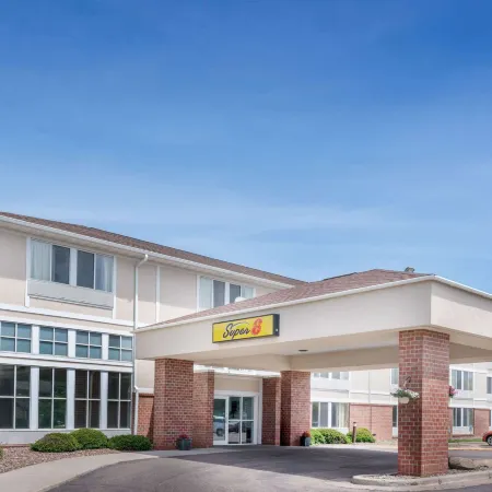 Super 8 by Wyndham Menomonie WI