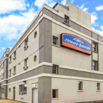 Howard Johnson by Wyndham Toronto Downtown West Hotel Exterior