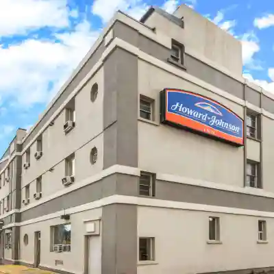Howard Johnson by Wyndham Toronto Downtown West Hotel Exterior