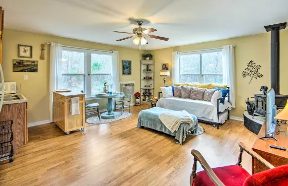 迷人的魯斯克客人小屋，帶共享院子