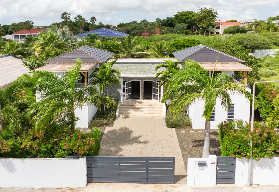 Hotel Casa Maria Curacao. Luxury 6 Bedroom Villa Next to Supermarket & Jan Thiel Beach, Exterior, Hotel Exterior