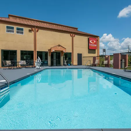 Econo Lodge Inn & Suites