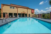 Econo Lodge Inn & Suites