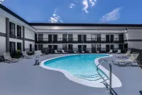 Days Inn & Suites by Wyndham Fort Bragg/Cross Creek Mall - Pools