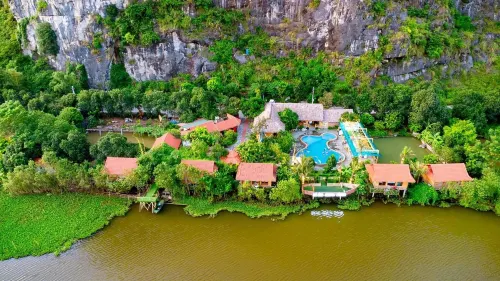 Xuan Son Lakeside Bungalow Hotels in Ninh Nhật
