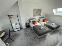 3 Bedroom New House with Wi-Fi Sleep 5 by Home Away from Home