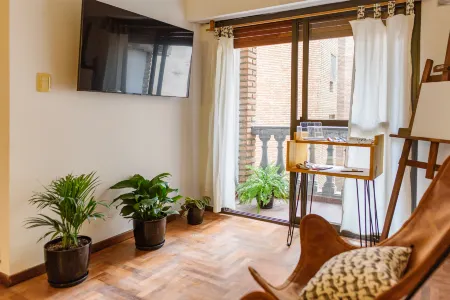 Cosy Local Artist's Flat, Central Location, Fully Equipped