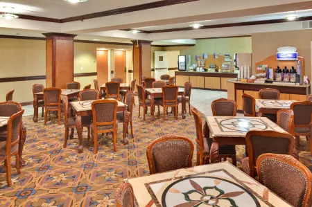 Holiday Inn Express FLINT-CAMPUS AREA by IHG Отели рядом с достопримечательностью «Phi Delta Theta Fraternity»