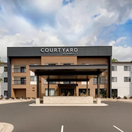 Courtyard Grand Rapids Airport Отели рядом с достопримечательностью «Колледж Келвин»