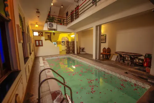 Hotel Devraj Niwas on Lake Pichola