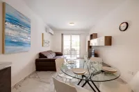Deluxe Apartment Steps to St George's Bay
