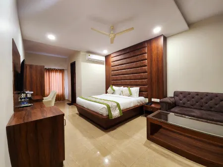 Pineberry Hotels - Near Golden Temple Отели рядом с достопримечательностью «Guru Nanak Dev University»