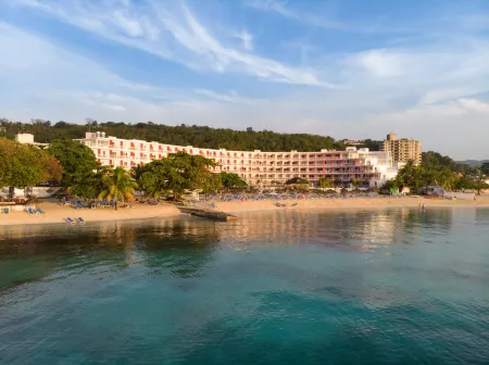 Grand Decameron Cornwall Beach, A Trademark All Inclusive